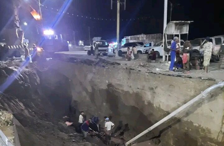 وسط إهمال حوثي.. إنفجار أنبوب رئيسي للمياه يغرق شوارع مدينة الحديدة