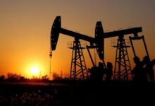 أسعار النفط تتراجع 1 بالمئة مع ارتفاع إنتاج الخام الأمريكي