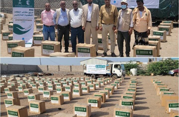 وكيل محافظة الحديدة يدشن توزيع 2600 حقيبة نظافة شخصية لنازحي مخيمات الخوخة