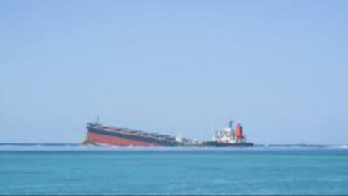 السلطات البحرية تقطر سفينة جانحة إلى ميناء نشطون بالمهرة