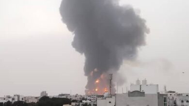 لليوم الثالث.. مليشيا الحوثي تفشل في إخماد حرائق ميناء الحديدة