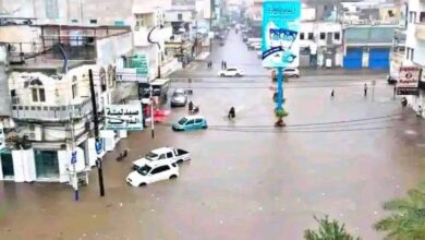 أمطار غزيرة تغرق الشوارع والمساكن في الحديدة