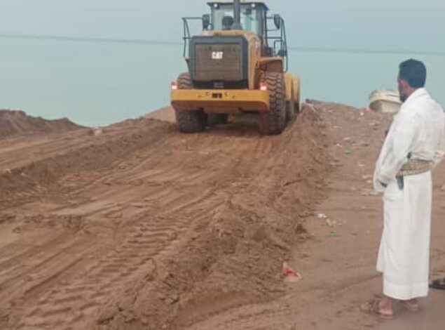 المخا.. المجلس المحلي يواصل فتح العبارات تحسبا لتدفق السيول