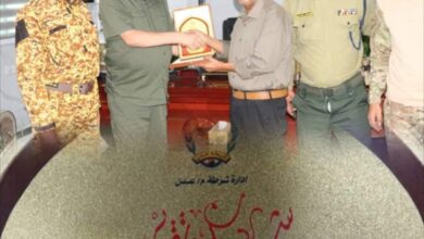 مدير أمن عدن يكرم مدير صندوق النظافة والتحسين بدرع تكريمي
