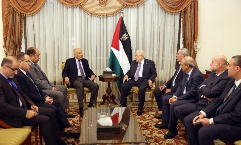 الرئيس الفلسطيني والأمين العام للجامعة العربية يبحثان جهود وقف العدوان الإسرائيلي