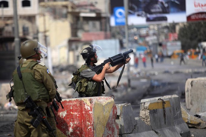 إصابة فلسطينيين بالرصاص خلال عمليات اقتحام الاحتلال منازل أسرى محررين بالضفة الغربية 1 إصابة فلسطينيين بالرصاص خلال عمليات اقتحام الاحتلال منازل أسرى محررين بالضفة الغربية