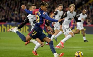برشلونة يسحق فالنسيا بسباعية في الدوري الإسباني