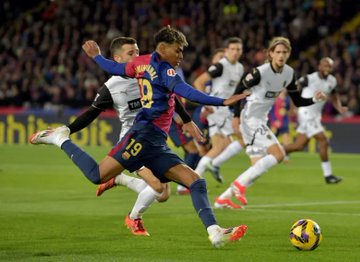 برشلونة يسحق فالنسيا بسباعية في الدوري الإسباني