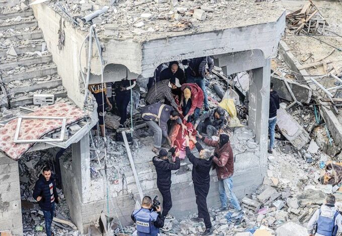الاحتلال يواصل استهداف المدنيين في غزة: شهداء وجرحى بالعشرات 1 الاحتلال يواصل استهداف المدنيين في غزة: شهداء وجرحى بالعشرات