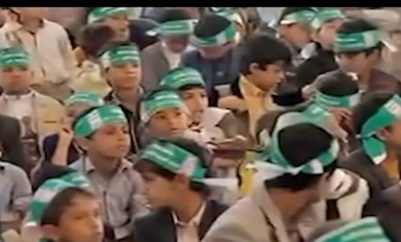وزير الإعلام يحذر من خطر التعبئة الأيديولوجية للأطفال في مراكز الحوثيين الصيفية 1 وزير الإعلام يحذر من خطر التعبئة الأيديولوجية للأطفال في مراكز الحوثيين الصيفية