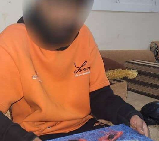 ضبط متهم بحوزته مخدرات وخمور في نقطة تفتيش تابعة للحزام الأمني بلحج 1 ضبط متهم بحوزته مخدرات وخمور في نقطة تفتيش تابعة للحزام الأمني بلحج