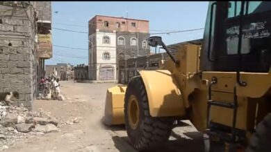 بعد تسلمه آليات جديدة.. مسؤول محلي يشيد بحملة النظافة في المخا