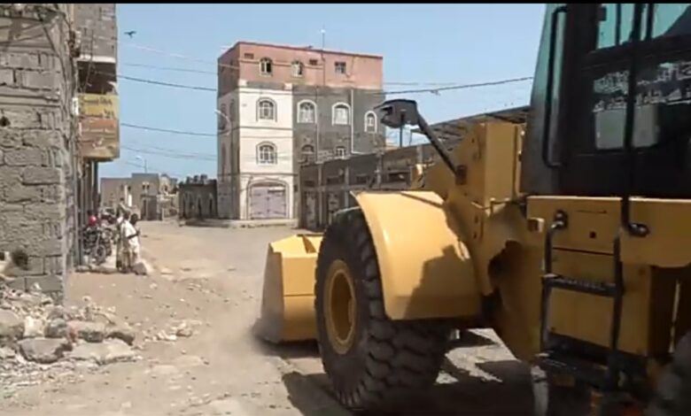 بعد تسلمه آليات جديدة.. مسؤول محلي يشيد بحملة النظافة في المخا 1 بعد تسلمه آليات جديدة.. مسؤول محلي يشيد بحملة النظافة في المخا