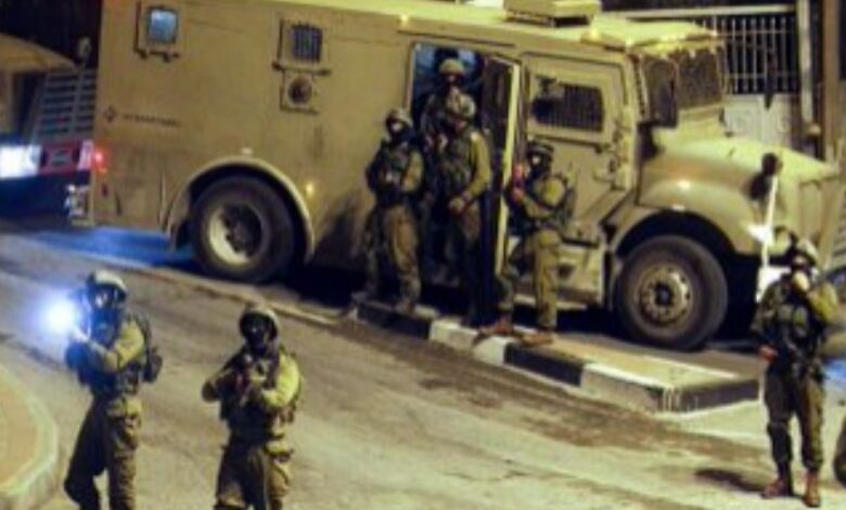 الاحتلال الإسرائيلي يعتقل تسعة فلسطينيين في الخليل 1 الاحتلال الإسرائيلي يعتقل تسعة فلسطينيين في الخليل