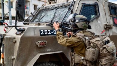 المركز الفلسطيني: الاحتلال يواصل اعتقال 24 طبيبًا من غزة في ظروف قاسية