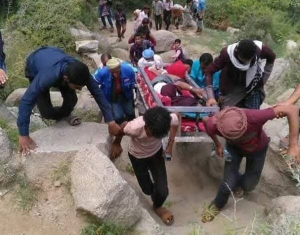 12 مصابا في حادث مروع غرب تعز والحصار الحوثي يعمق المعاناة 1 12 مصابا في حادث مروع غرب تعز والحصار الحوثي يعمق المعاناة