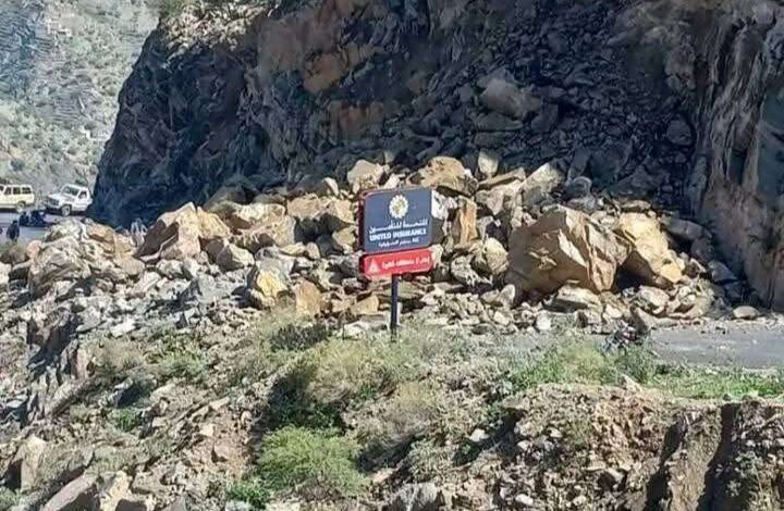 لحج.. انهيار صخري يقطع طريق ظمران في القبيطة ويهدد حياة السكان
