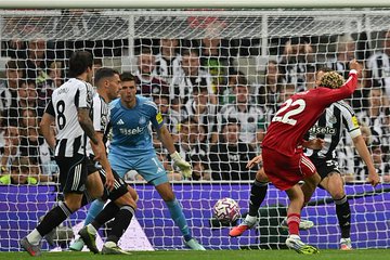 ليفربول ينجو من فخ نيوكاسل بهدف قاتل في الدقيقة 100
