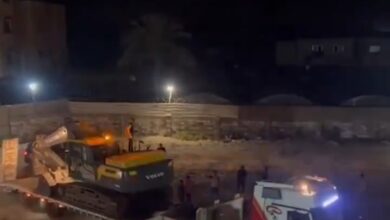 وصول آليات مصرية ثقيلة إلى وسط قطاع غزة للمشاركة في البحث عن جثث الرهائن