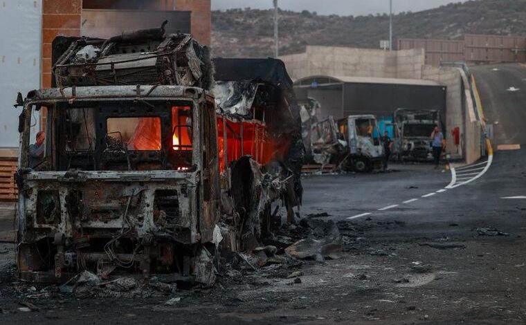 مستوطنون يهاجمون قريتين شمال الضفة الغربية ويشعلون النيران في ممتلكات الفلسطينيين 1 مستوطنون يهاجمون قريتين شمال الضفة الغربية ويشعلون النيران في ممتلكات الفلسطينيين