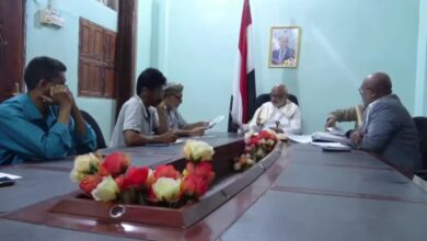 المحافظ طاهر يترأس فتح العطاءات لمشروع تبليط وإنارة الجزر الوسطية بالخوخة