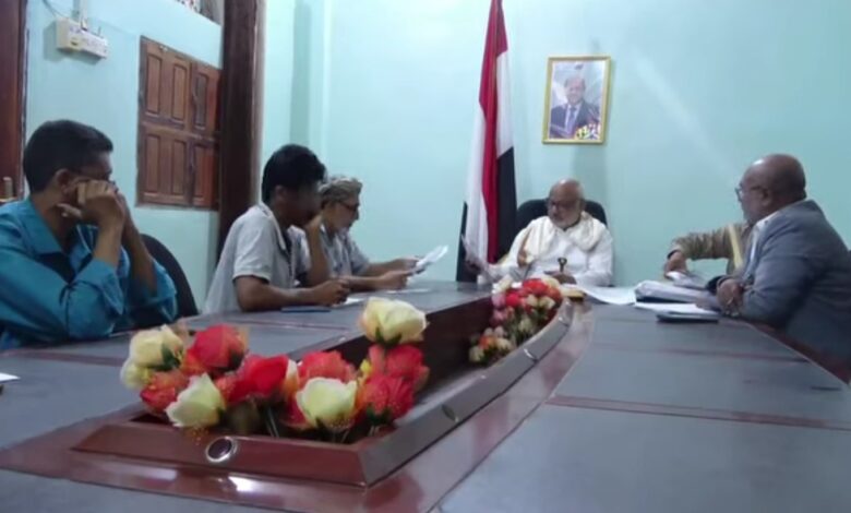 المحافظ طاهر يترأس فتح العطاءات لمشروع تبليط وإنارة الجزر الوسطية بالخوخة 1 المحافظ طاهر يترأس فتح العطاءات لمشروع تبليط وإنارة الجزر الوسطية بالخوخة