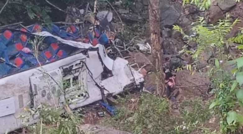 رحلة تخرج تنتهي بمأساة.. مقتل 17 طالبًا في حادث حافلة بكولومبيا