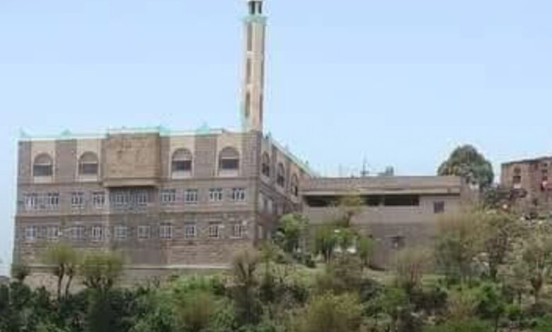 مليشيا الحوثي تحوّل مركزًا قرآنيًا إلى موقع عسكري في إب