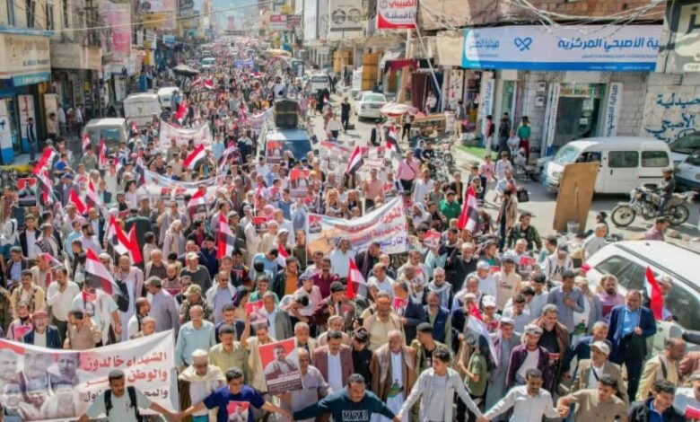 تعز تشيع شهداء التفجير الإرهابي وسط مشاركة شعبية ورسمية واسعة 1 تعز تشيع شهداء التفجير الإرهابي وسط مشاركة شعبية ورسمية واسعة