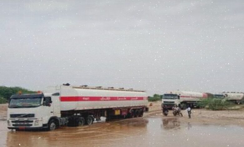 سيول جارفة تقطع الطريق العام في أحور وتشل حركة المسافرين 1 سيول جارفة تقطع الطريق العام في أحور وتشل حركة المسافرين