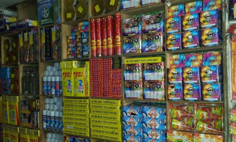 تواطؤ حوثي يغرق أحياء صنعاء بألعاب نارية خطيرة خلال العيد 1 تواطؤ حوثي يغرق أحياء صنعاء بألعاب نارية خطيرة خلال العيد