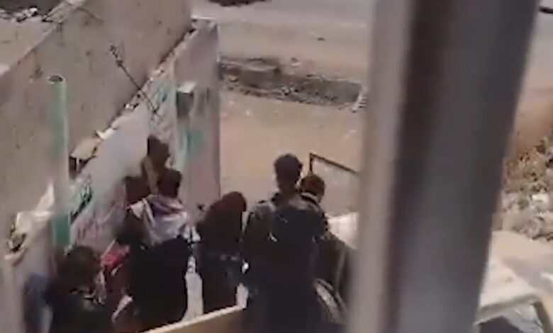 مليشيا الحوثي تعتدي على مواطن أمام أسرته في إب 1 مليشيا الحوثي تعتدي على مواطن أمام أسرته في إب