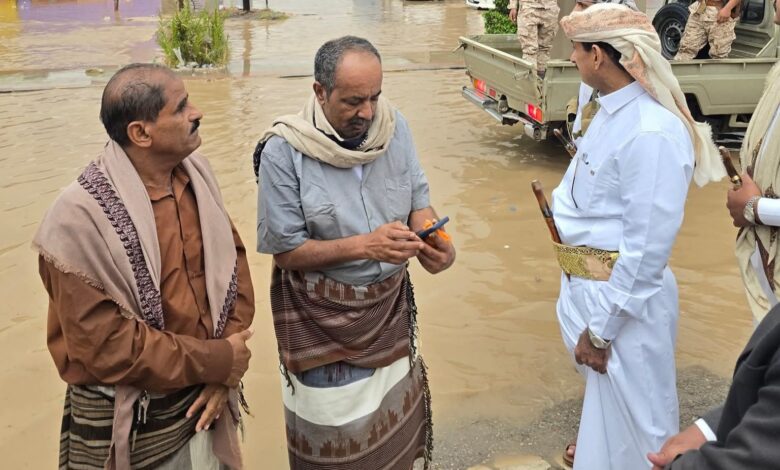 محافظ شبوة يتفقد أوضاع عتق ميدانيًا عقب الأمطار الغزيرة