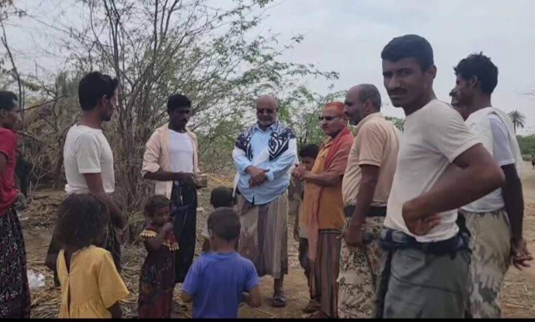 بتوجيهات من محافظ الحديدة عليان يزور أسرتين احترق منزلهما في الدنين بالخوخة 1 بتوجيهات من محافظ الحديدة عليان يزور أسرتين احترق منزلهما في الدنين بالخوخة