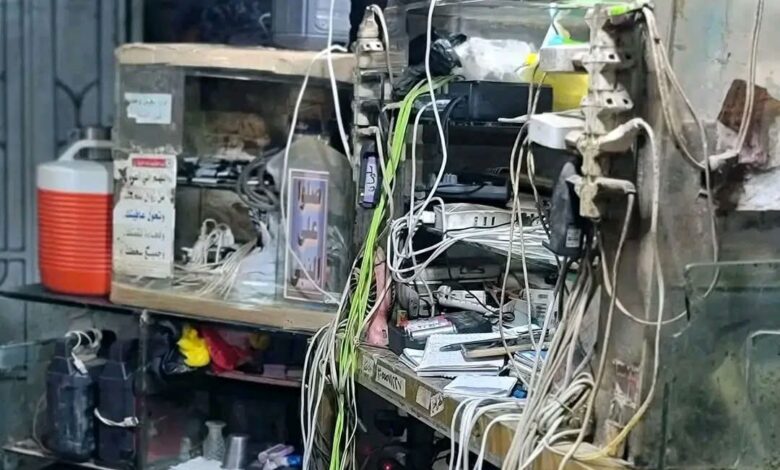 جريمة مروعة تهز تعز.. مقتل عامل شحن هواتف بسكين في السوق المركزي