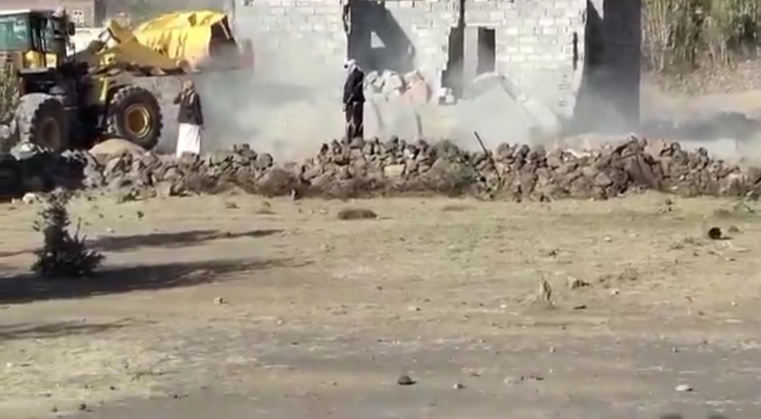 عائلة نازحة بلا مأوى بعد هدم منزلها على يد مليشيا الحوثي في همدان بصنعاء