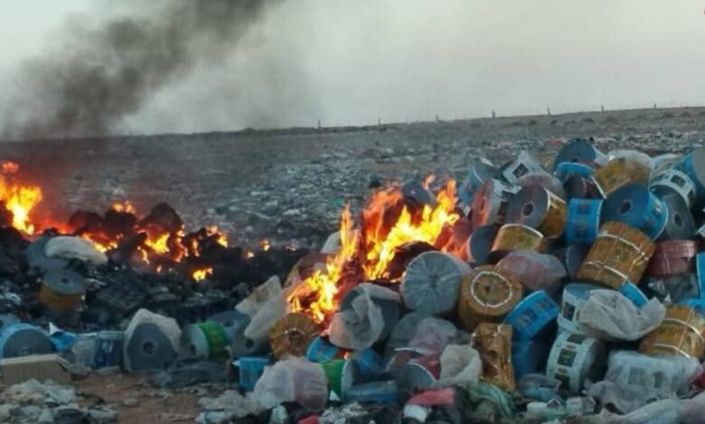 الجمارك تُتلف كميات ضخمة من السلع المنتهية الصلاحية في منفذ الوديعة بحضرموت 1 الجمارك تُتلف كميات ضخمة من السلع المنتهية الصلاحية في منفذ الوديعة بحضرموت