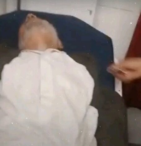 إصابة مسن بجروح خطيرة برصاص قناص حوثي في تعز