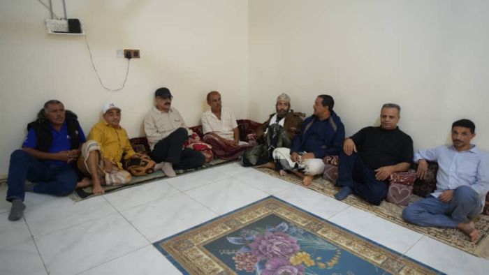 الأمين العام للمكتب السياسي يقدم واجب العزاء لأسرة سعيد قوح في المخا