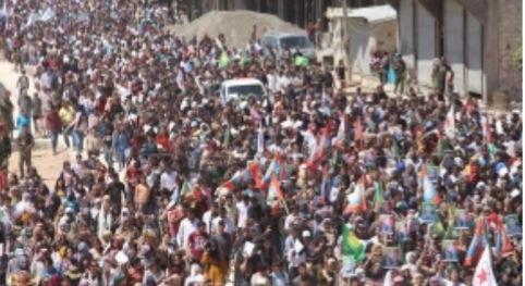 شاهد: الآلاف من اهالي كوباني يتظاهرون ضد جريمة تركيا الأخيرة 1 شاهد: الآلاف من اهالي كوباني يتظاهرون ضد جريمة تركيا الأخيرة