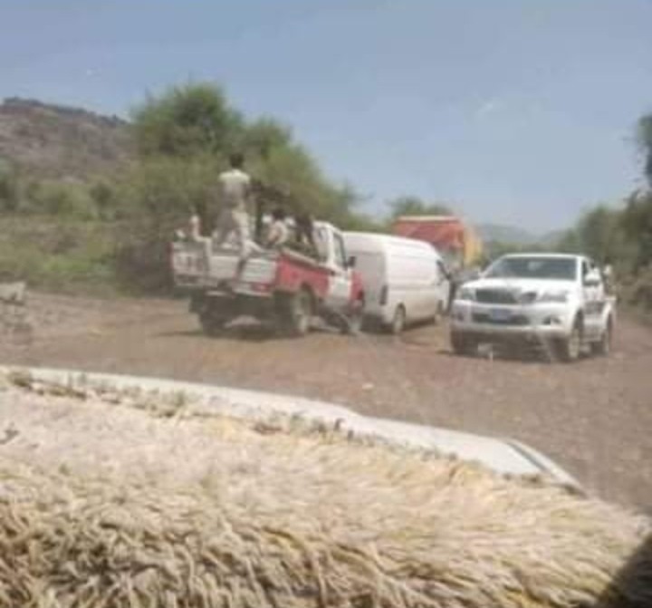 الشرطة العسكرية بتعز تحاصر قرى بجبل حبشي وترافق شاحنات التهريب للحوثيين(صورة) 1 الشرطة العسكرية بتعز تحاصر قرى بجبل حبشي وترافق شاحنات التهريب للحوثيين(صورة)