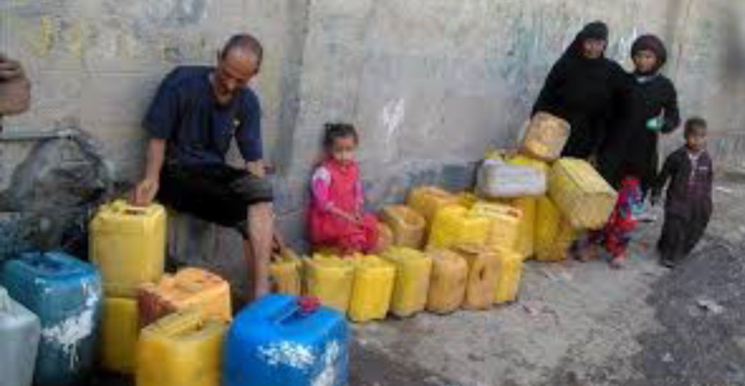 أزمة المياه تفاقم معاناة اليمنيين في مناطق الحوثي