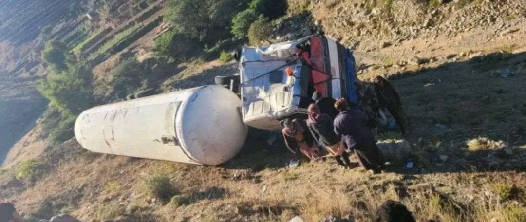 وفاة سائق شاحنة نقل غاز وإصابة مرافقه بحادثة سقوط في منطقة الطويلة بالمحويت