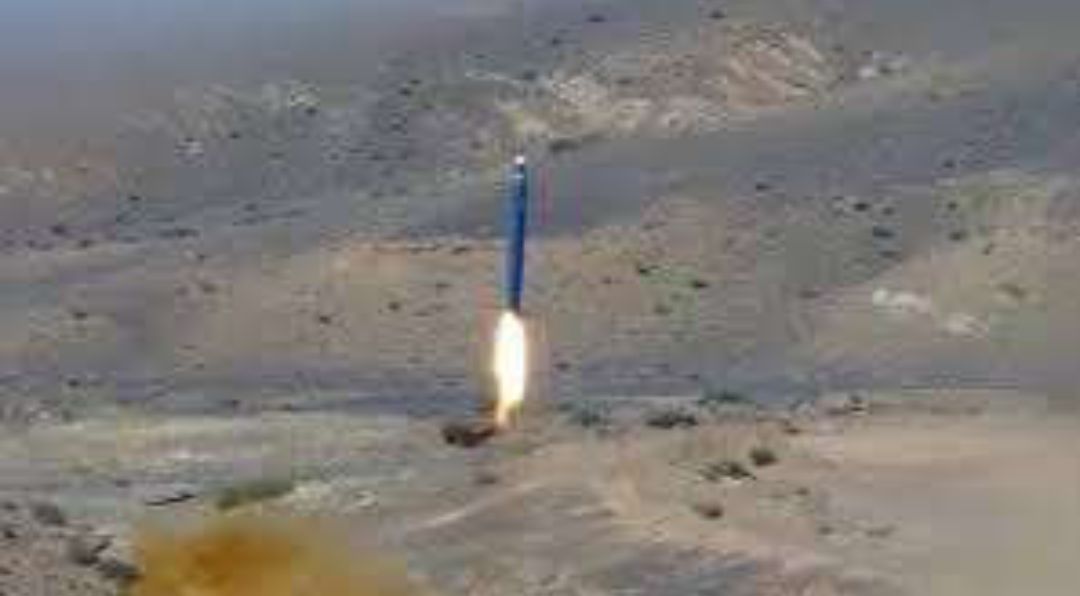 مليشيا الحوثي تنصب قاعدة صاروخية في أعلى قمة جبلية بإب