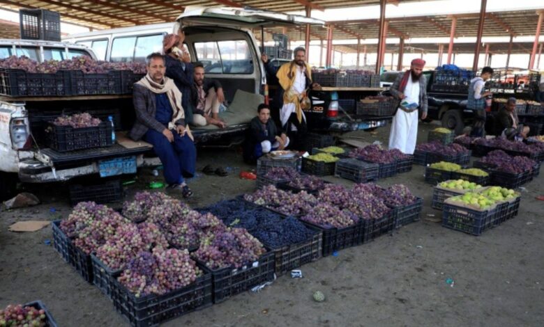 مليشيا الحوثي تفرض جبايات باهظة على منتجات العنب بصنعاء