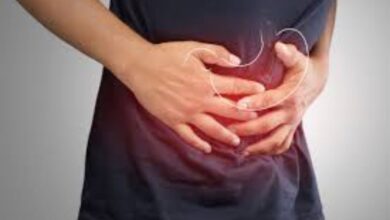 أسباب الشعور بحرقة المعدة 10 أسباب الشعور بحرقة المعدة