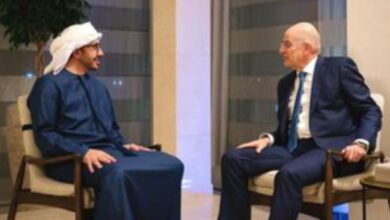 وزير الخارجية الإماراتي يبحث مع وزير الدفاع اليوناني علاقات الشراكة وسبل تعزيزها
