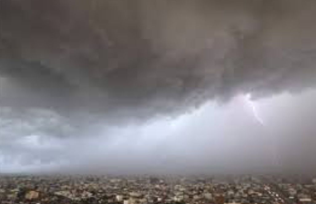 أجواء غائمة وأمطار متفرقة على السواحل وتحذيرات من انخفاض درجات الحرارة ليلاً