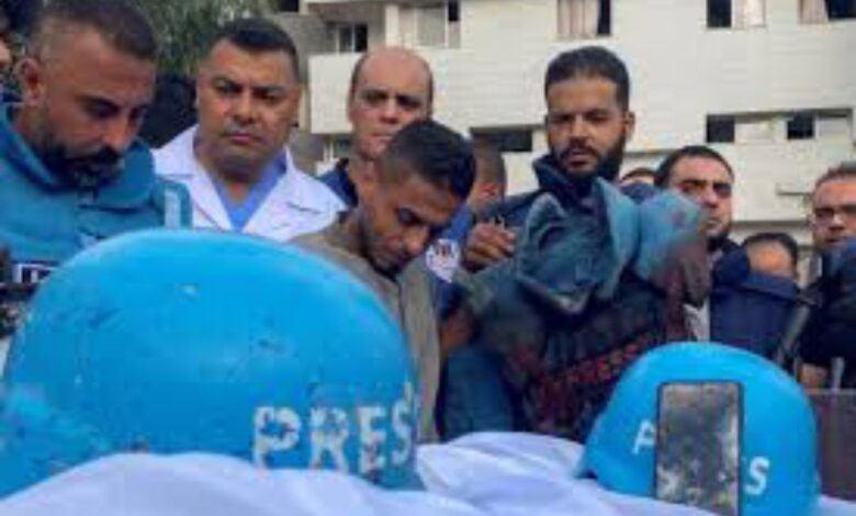 حصيلة الشهداء الصحفيين في غزة ترتفع إلى 244 بعد استهداف الاحتلال مجمع ناصر الطبي 1 حصيلة الشهداء الصحفيين في غزة ترتفع إلى 244 بعد استهداف الاحتلال مجمع ناصر الطبي