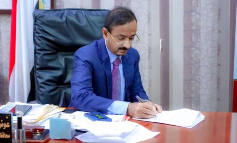 محافظ شبوة يوجّه بتشديد الإجراءات الأمنية ومنع مرور الممتلكات المنهوبة